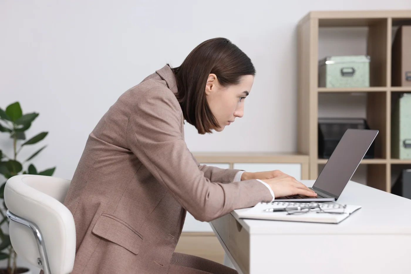 5 Posture Changes Most People Don’t Notice Until Walking Becomes Harder
